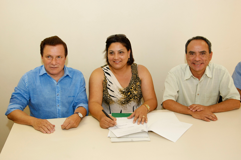 A prefeita de Guaraqueçaba, Lilian Ramos Narloch, recebe a chave de três ônibus escolares na SEED. 31-01-14.