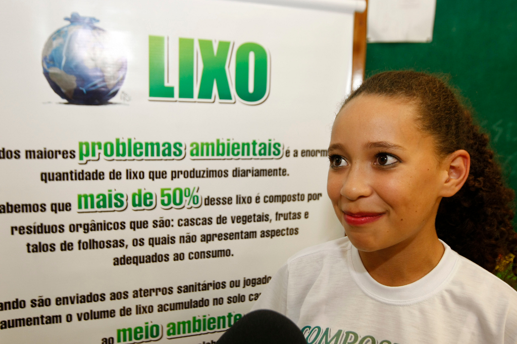 Colégio Estadual Olindamir Merlin Claudino, professora Giovana Aparecida Pereira Bento realiza projeto "Vermicompostagem: raspas e restos fazem a diferença”, aluna Bianca Leticia Santos. 08-05-14.