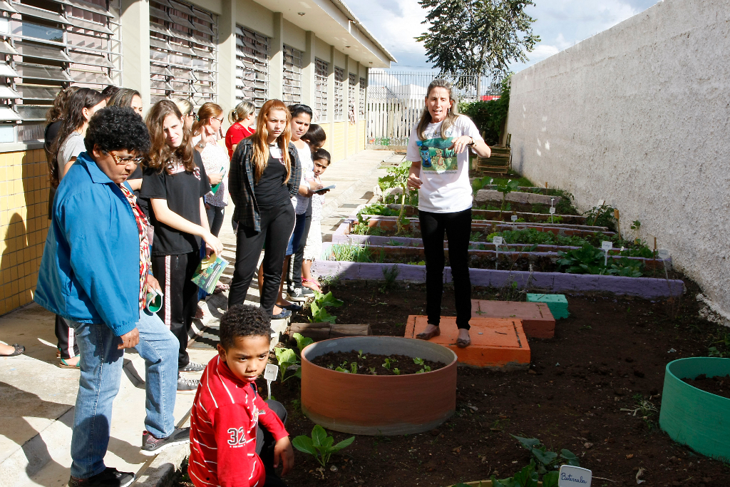 Colégio Estadual Olindamir Merlin Claudino, professora Giovana Aparecida Pereira Bento realiza projeto "Vermicompostagem: raspas e restos fazem a diferença”. 08-05-14.
