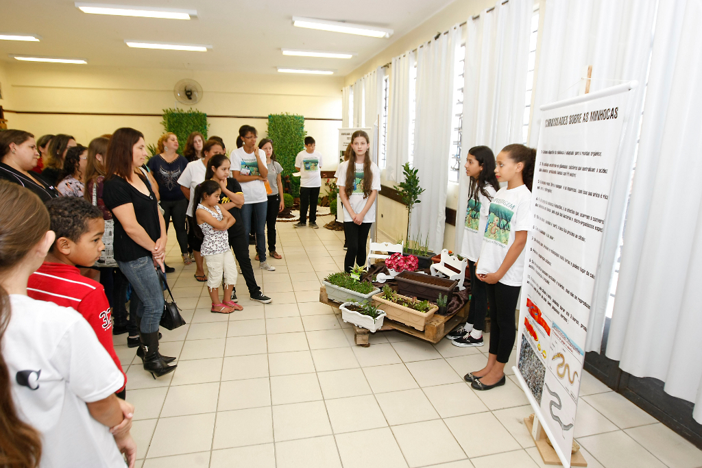 Colégio Estadual Olindamir Merlin Claudino, professora Giovana Aparecida Pereira Bento realiza projeto "Vermicompostagem: raspas e restos fazem a diferença”. 08-05-14.
