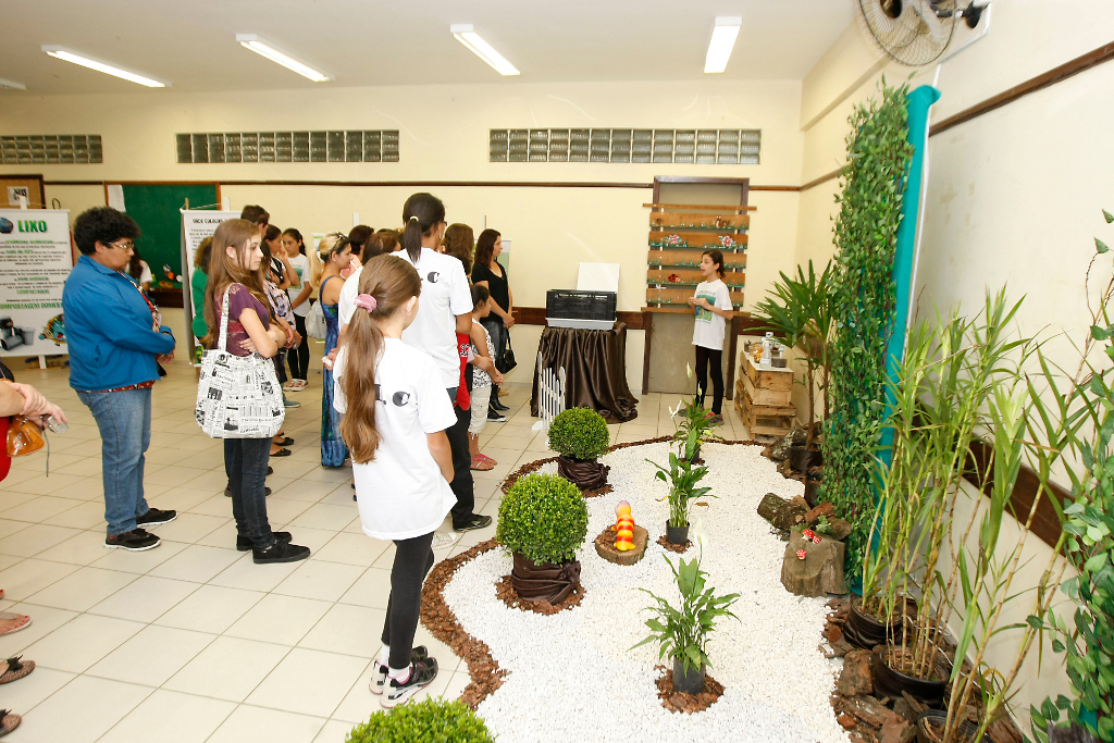 Colégio Estadual Olindamir Merlin Claudino, professora Giovana Aparecida Pereira Bento realiza projeto "Vermicompostagem: raspas e restos fazem a diferença”. 08-05-14