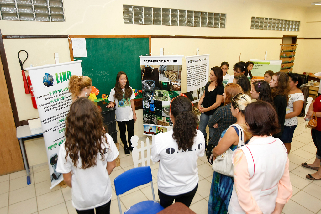 Colégio Estadual Olindamir Merlin Claudino, professora Giovana Aparecida Pereira Bento realiza projeto "Vermicompostagem: raspas e restos fazem a diferença”. 08-05-14.