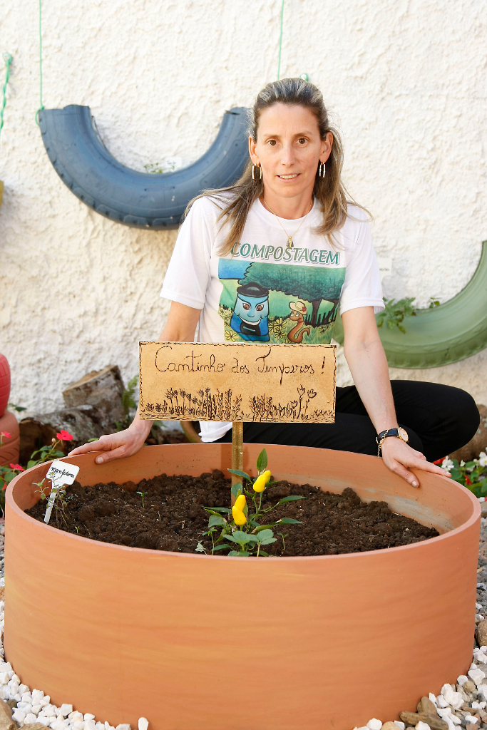 Colégio Estadual Olindamir Merlin Claudino, professora Giovana Aparecida Pereira Bento realiza projeto "Vermicompostagem: raspas e restos fazem a diferença”. 08-05-14. Foto: Hedeson Alves