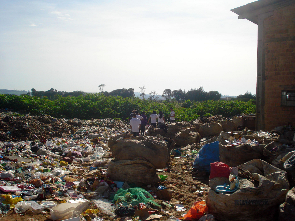 Alunos da Casa Familiar Rural de Reserva, na Região dos Campos Gerais, puderam conhecer um pouco mais sobre a realidade ambiental do município durante uma visita ao lixão da cidade.