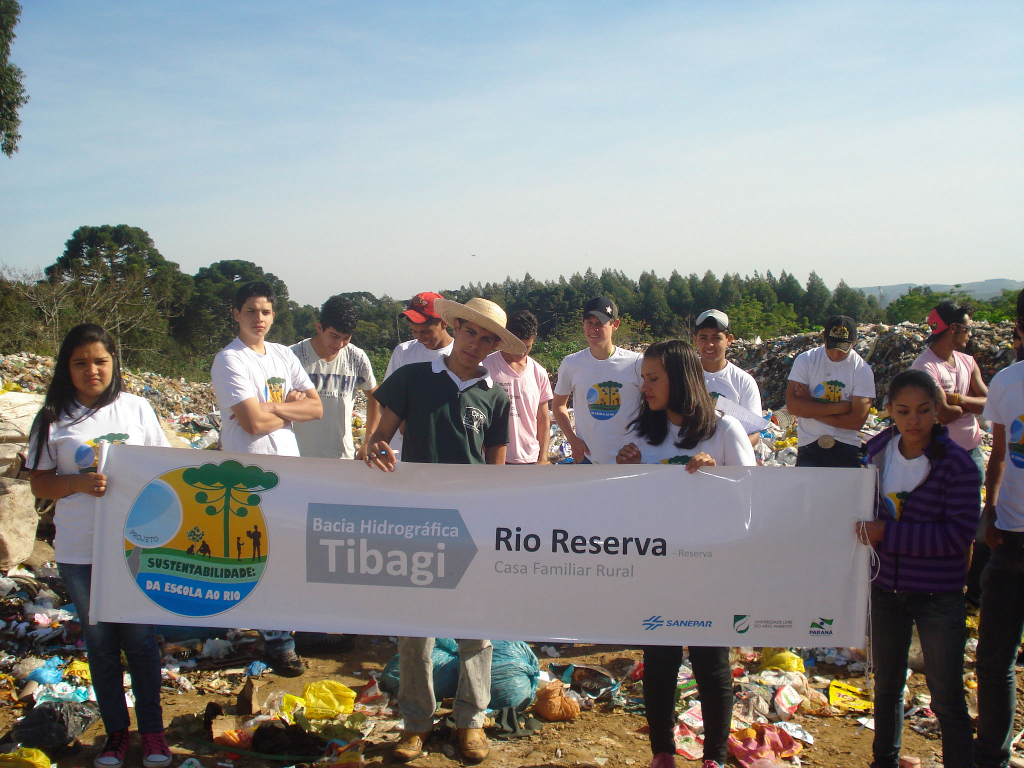 Alunos da Casa Familiar Rural de Reserva, na Região dos Campos Gerais, puderam conhecer um pouco mais sobre a realidade ambiental do município durante uma visita ao lixão da cidade.