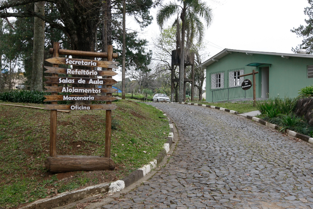 Colégio Florestal exporta técnicos para todo o país O Centro Estadual Florestal de Educação Profissional (Cefep) Presidente Costa e Silva, na cidade de Irati, no Centro-Sul, é o único colégio público do Paraná que oferece o curso técnico em Florestas. A escola completou 40 anos em 2013 e é referência no Brasil na formação de técnicos para trabalhar com florestas. 18-08-14.