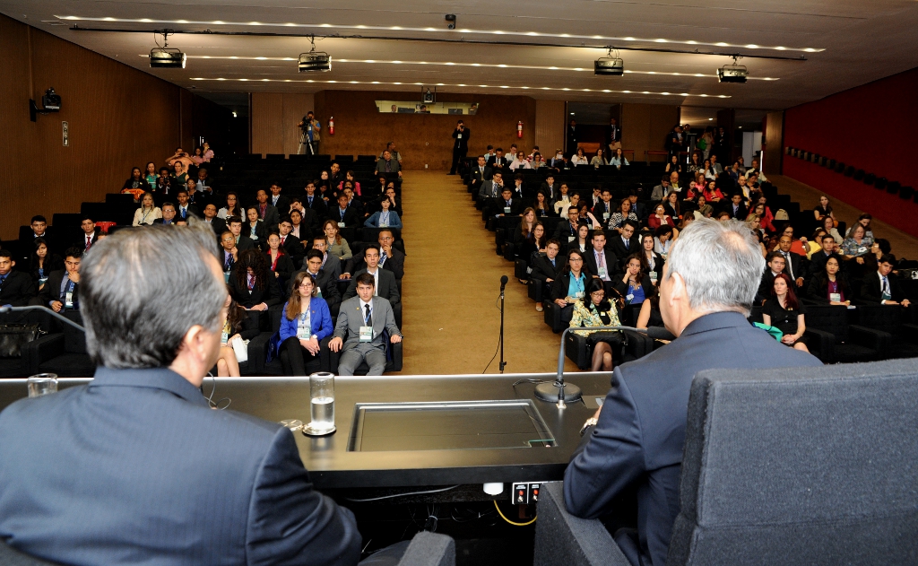 Jhenifer Mezzomo Spagnol participou do Jovem Senador, quando foi escolhida autora da 3ª melhor redação do Brasil, e do Jovem Parlamento, da Câmara Federal.