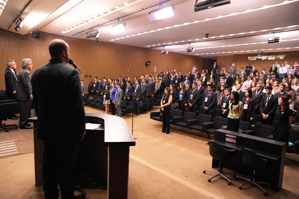 Jhenifer Mezzomo Spagnol participou do Jovem Senador, quando foi escolhida autora da 3ª melhor redação do Brasil, e do Jovem Parlamento, da Câmara Federal.