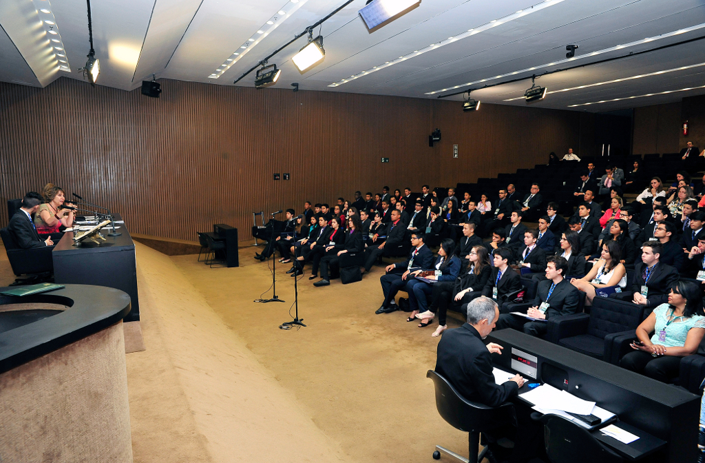 Jhenifer Mezzomo Spagnol participou do Jovem Senador, quando foi escolhida autora da 3ª melhor redação do Brasil, e do Jovem Parlamento, da Câmara Federal.
