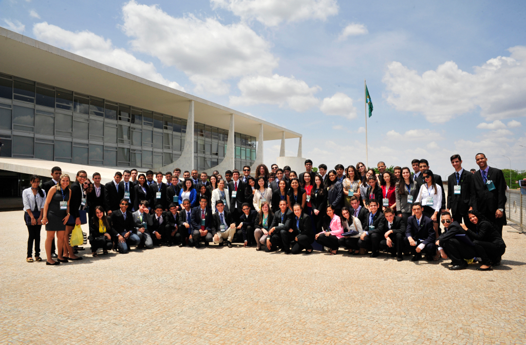 Jhenifer Mezzomo Spagnol participou do Jovem Senador, quando foi escolhida autora da 3ª melhor redação do Brasil, e do Jovem Parlamento, da Câmara Federal.