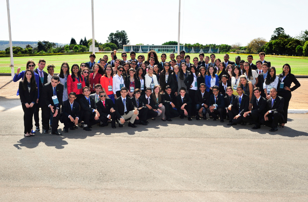 Jhenifer Mezzomo Spagnol participou do Jovem Senador, quando foi escolhida autora da 3ª melhor redação do Brasil, e do Jovem Parlamento, da Câmara Federal.