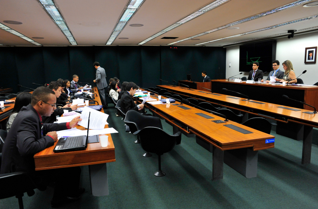 Jhenifer Mezzomo Spagnol participou do Jovem Senador, quando foi escolhida autora da 3ª melhor redação do Brasil, e do Jovem Parlamento, da Câmara Federal.