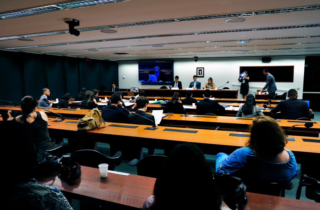 Jhenifer Mezzomo Spagnol participou do Jovem Senador, quando foi escolhida autora da 3ª melhor redação do Brasil, e do Jovem Parlamento, da Câmara Federal.