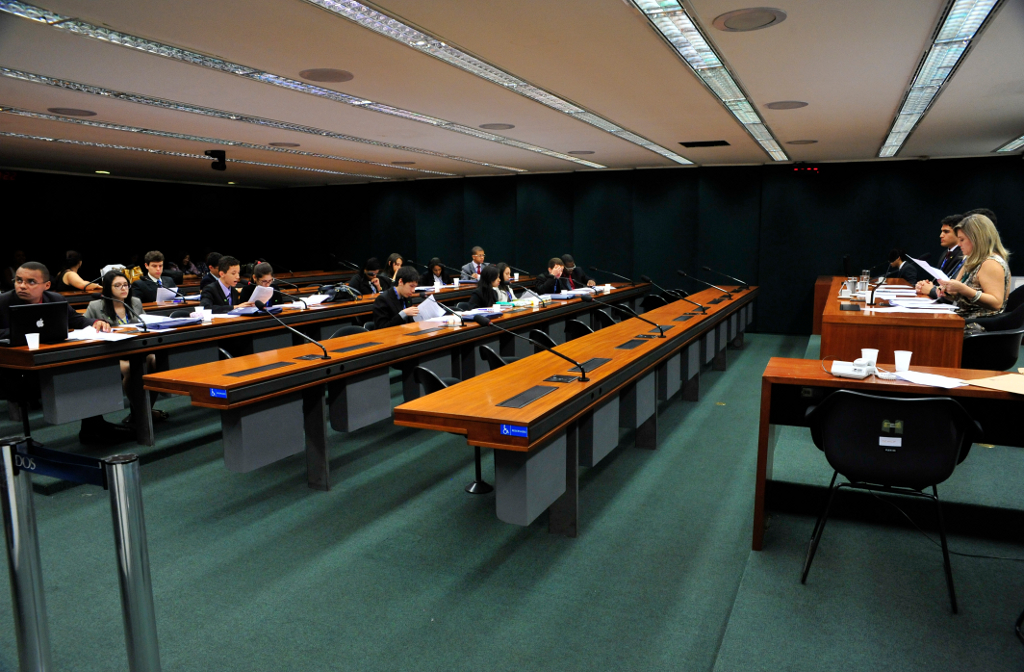 Jhenifer Mezzomo Spagnol participou do Jovem Senador, quando foi escolhida autora da 3ª melhor redação do Brasil, e do Jovem Parlamento, da Câmara Federal.