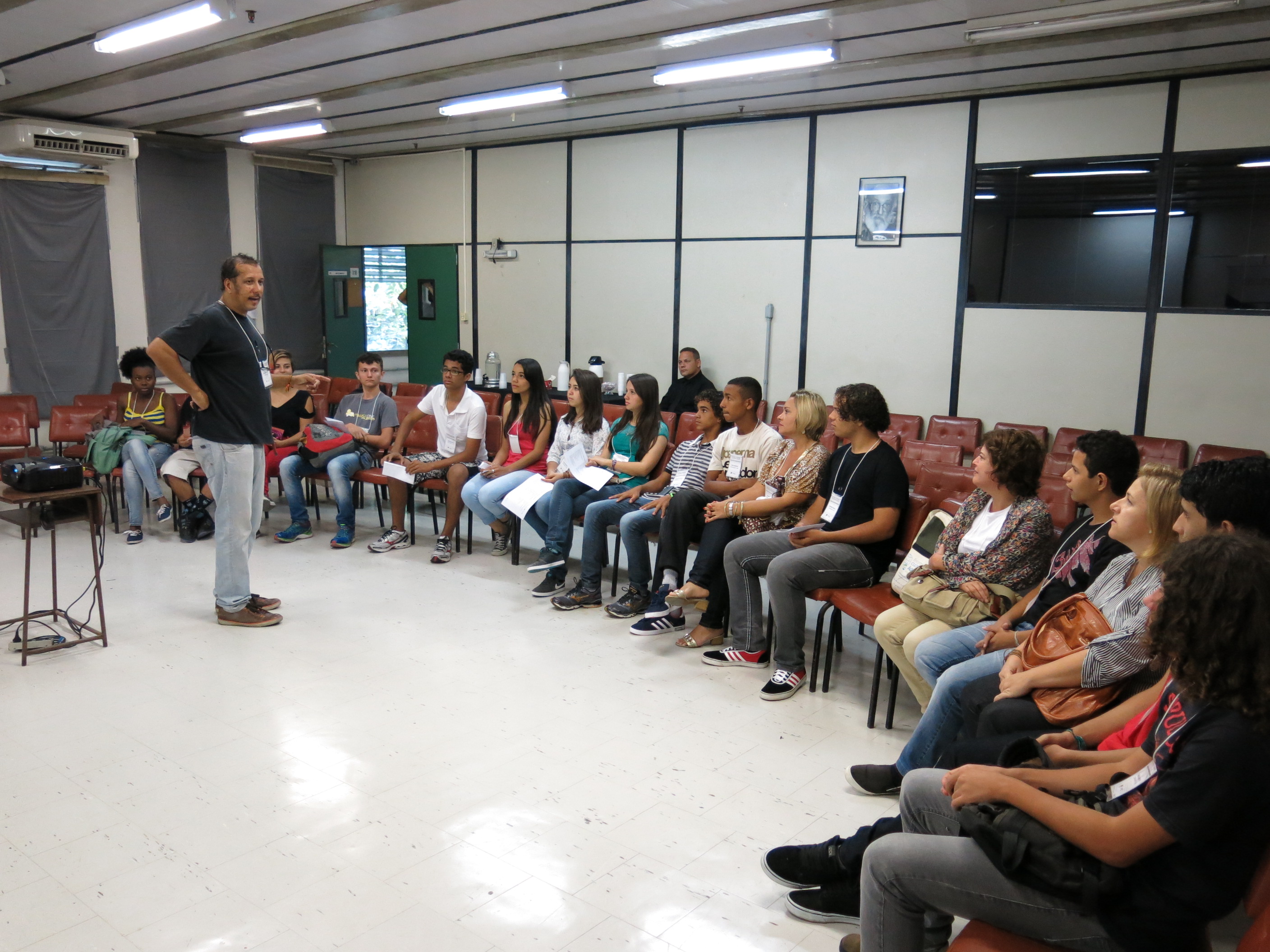 Festival Imagens do Ensino Médio Emdiálogo reuniu 151 vídeos de 75 cidades e 17 estados. Das oito premiadas em todo o Brasil, três são paranaenses.