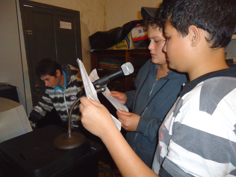 A radionovela, sucesso das rádios brasileiras entre as décadas de 1940 e 1960, foi resgatada pelo Colégio Estadual Abraham Lincoln, do município de Kaloré para desenvolver o hábito da leitura entre os estudantes