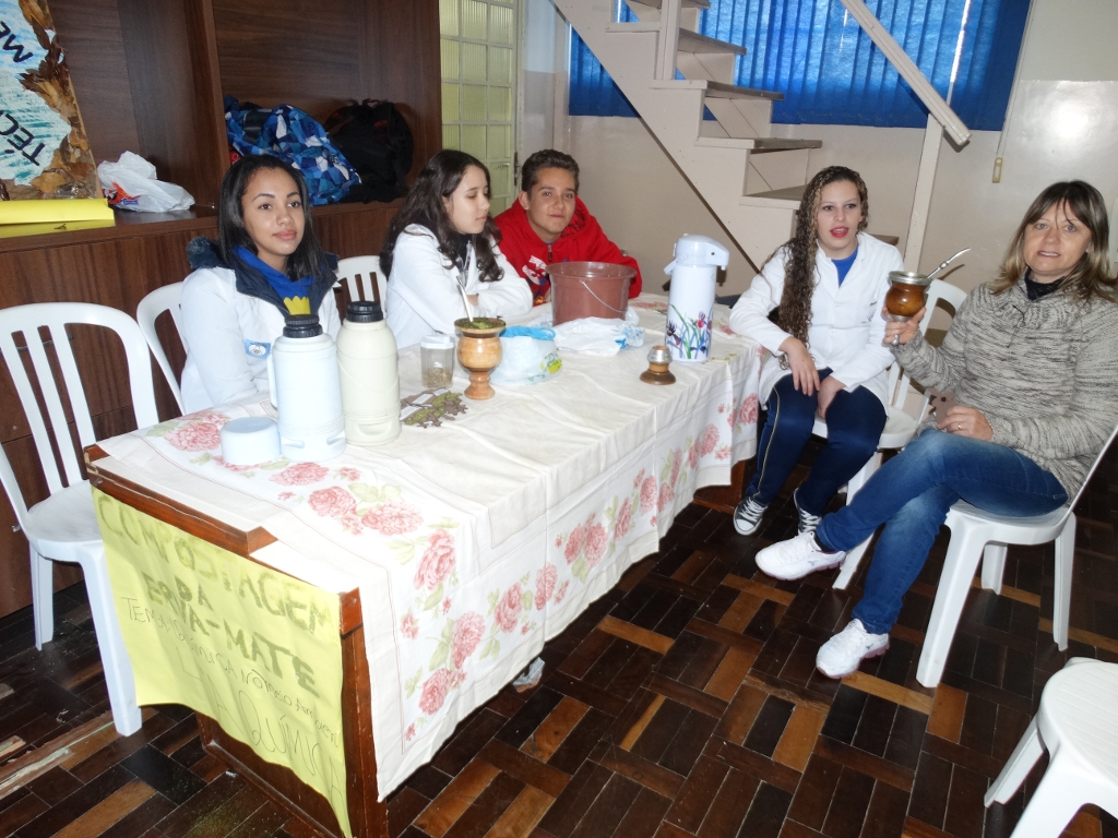Os estudantes do curso técnico em Química do Colégio Estadual Francisco Carneiro Martins, em Guarapuava, na região Centro-Sul, arrecadaram 980 quilos de alimentos, roupas, sapatos e cobertores para entidades filantrópicas da região. A coleta foi feita na 2° Semana de Química e contou com a participação de alunos, professores, funcionários e comunidade.