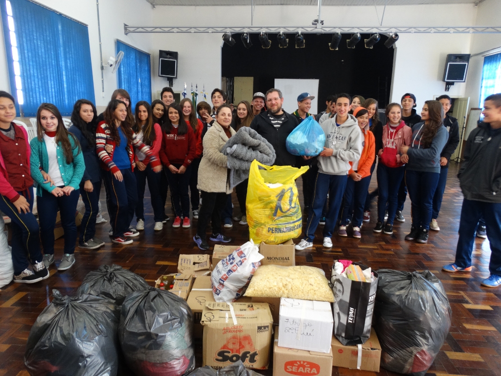 Os estudantes do curso técnico em Química do Colégio Estadual Francisco Carneiro Martins, em Guarapuava, na região Centro-Sul, arrecadaram 980 quilos de alimentos, roupas, sapatos e cobertores para entidades filantrópicas da região. A coleta foi feita na 2° Semana de Química e contou com a participação de alunos, professores, funcionários e comunidade.