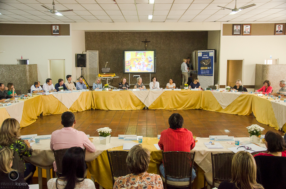 A secretária de Estado da Educação participou, na última sexta-feira (21), da abertura das Olimpíadas Especiais das APAES do Estado do Paraná, realizada no Ginásio de Esportes Luís Augusto Zin. Os jogos são realizados até 26 de agosto, envolvendo 1,2 mil estudantes a partir de 12 anos de idade.