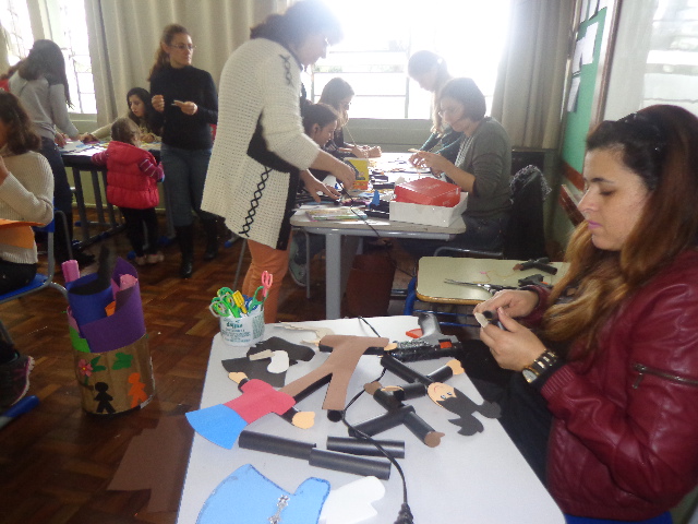 Desde 2012, o Comitê do Voluntariado da Sanepar em Pato Branco confecciona bonecos com os tubetes descartados das bobinas das contas de água e esgoto