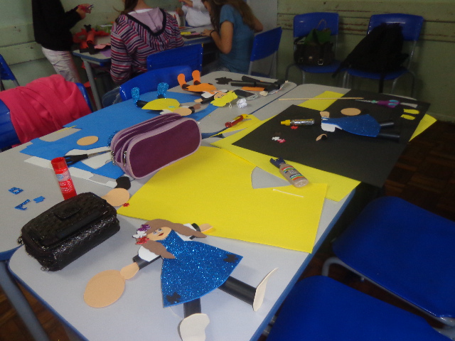 Desde 2012, o Comitê do Voluntariado da Sanepar em Pato Branco confecciona bonecos com os tubetes descartados das bobinas das contas de água e esgoto