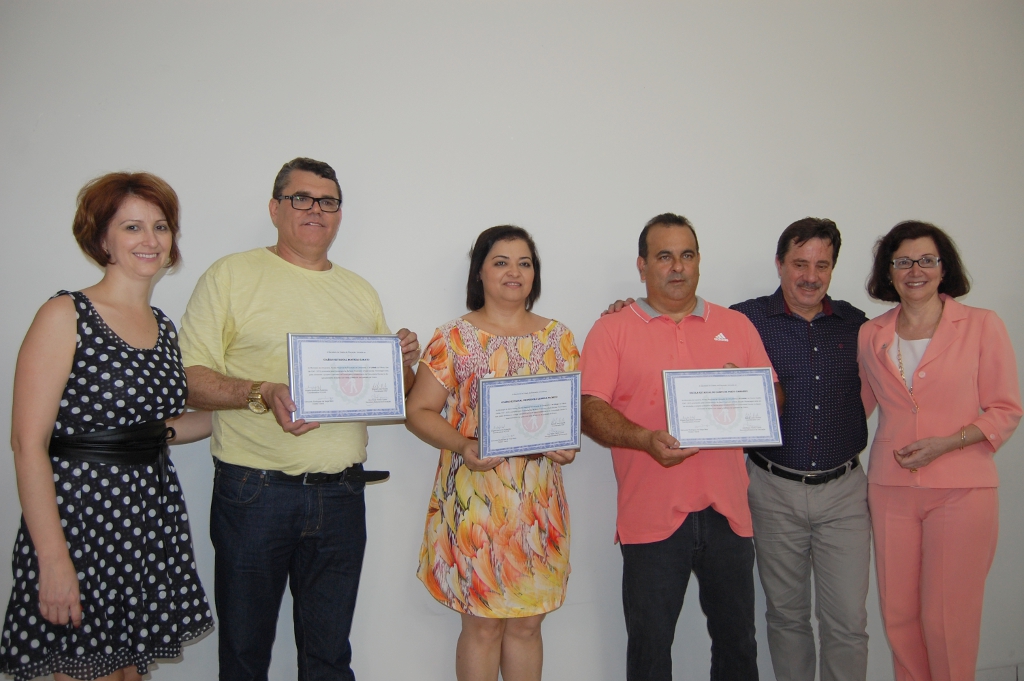 Escolas vencedoras do Prêmio Gestão CAF ganham cotas extras do Fundo Rotativo. Na foto, os diretores de escolas de Umuarama, vencedores do Prêmio Gestão CAF.
Foto: SEED