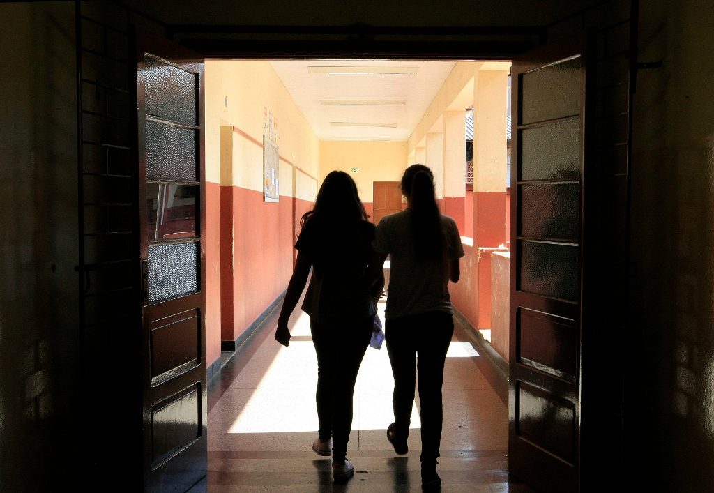 Os avanços da carreira dos profissionais da educação nos últimos anos tornaram o Paraná o melhor Estado da região Sul para o exercício da profissão. A afirmação é de professores dos estados vizinhos que atuam na rede paranaense de ensino através do sistema de permuta, no qual profissionais concursados em outros estados podem assumir a mesma função no estado de sua escolha. Entre os principais atrativos está a hora-atividade, o plano de carreira, o salário e a estrutura.