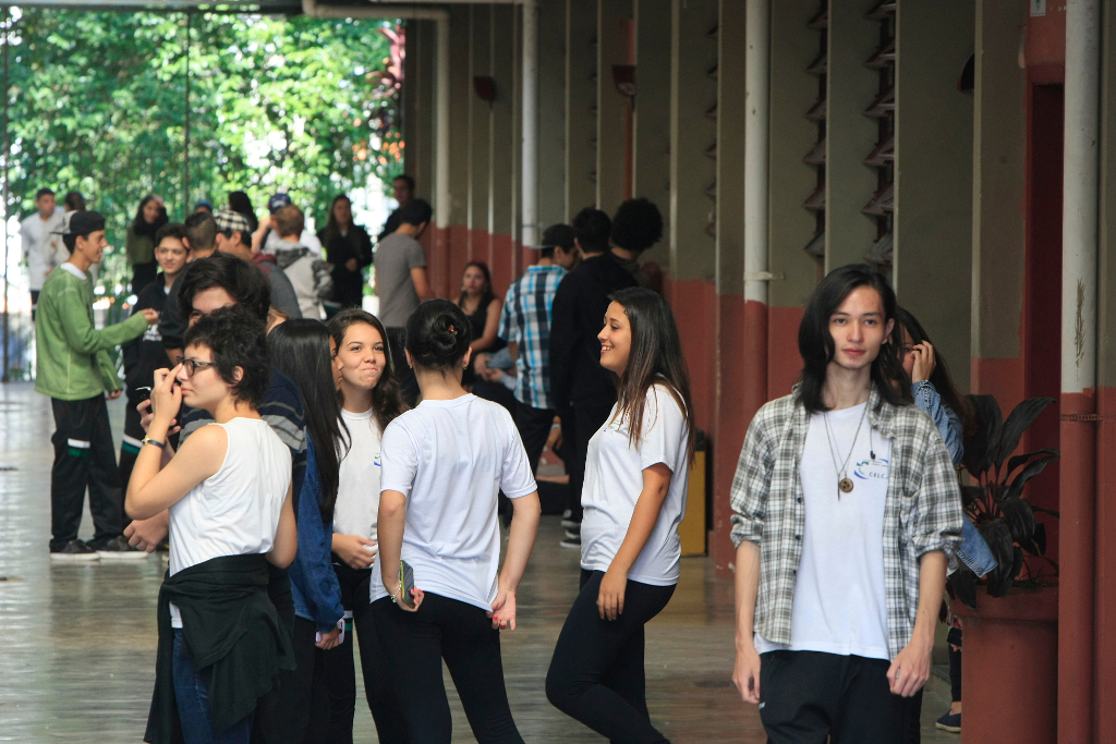 Hoje o dia é de vocês, razão de ser de todo nosso trabalho. É para vocês e por vocês que cerca de cem mil professores e funcionários da educação trabalham. Cada pedagogo, professor, diretor, servidor, enfim, está em sua função para que vocês tenham acesso a um dos direitos mais preciosos: o de aprender, saber, e assim se emancipar e exercer a sua cidadania.