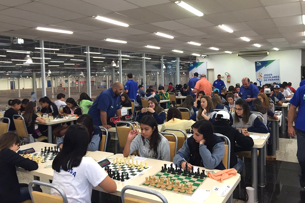 A gestão financeira descentralizada, aliada a projetos pedagógicos, rendeu ao Colégio Estadual Emílio de Menezes, do município de Japurá, no Noroeste do Estado, o primeiro lugar no Prêmio de Gestão entre as escolas pertencentes ao Núcleo de Educação de Cianorte.