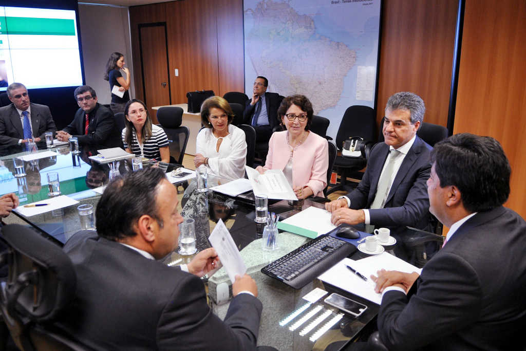 O governador Beto Richa e a secretária de Estado da Educação, professora Ana Seres, entregaram nesta terça-feira (18) ao ministro da Educação, Mendonça Filho, o relatório dos seminários que debateram com a comunidade escolar paranaense a proposta do governo federal de reforma do ensino médio