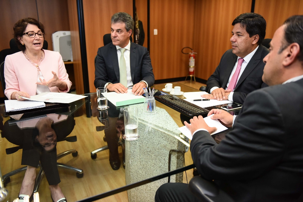 O governador Beto Richa e a secretária de Estado da Educação, professora Ana Seres, entregaram nesta terça-feira (18) ao ministro da Educação, Mendonça Filho, o relatório dos seminários que debateram com a comunidade escolar paranaense a proposta do governo federal de reforma do ensino médio