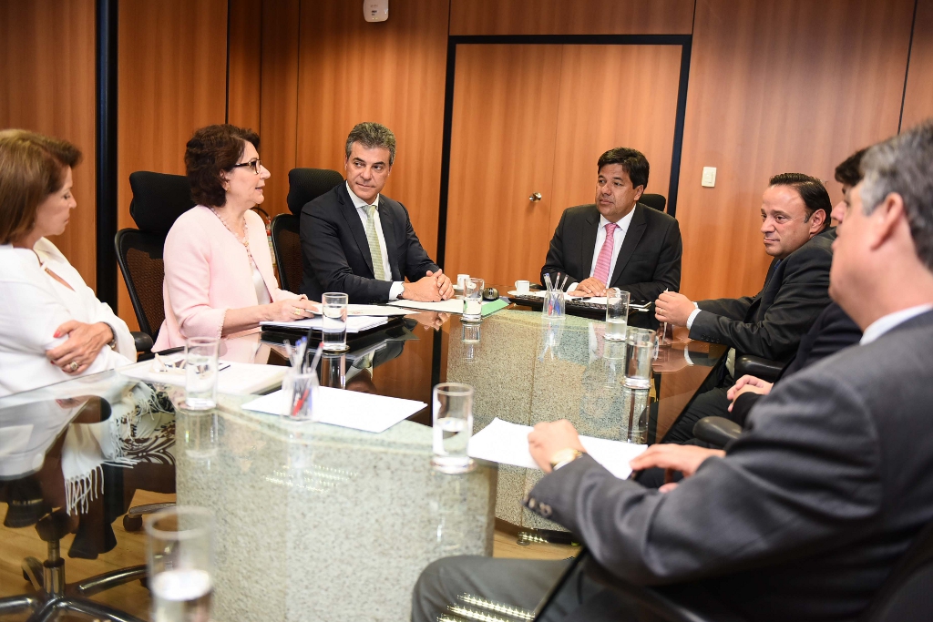 O governador Beto Richa e a secretária de Estado da Educação, professora Ana Seres, entregaram nesta terça-feira (18) ao ministro da Educação, Mendonça Filho, o relatório dos seminários que debateram com a comunidade escolar paranaense a proposta do governo federal de reforma do ensino médio