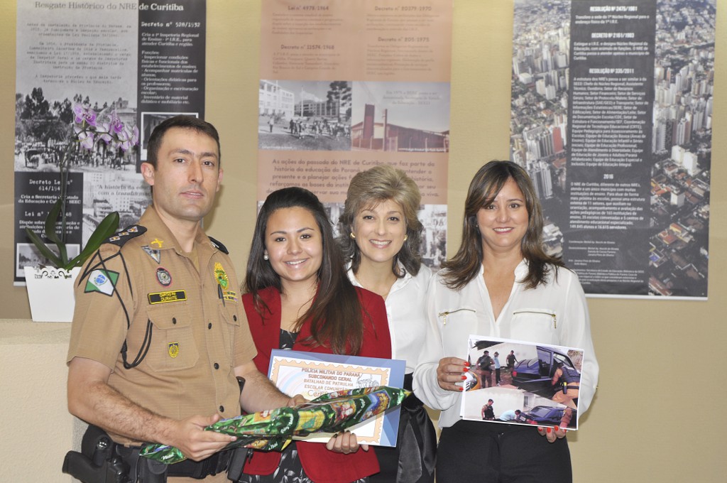 Estudantes de 13 escolas estaduais da Capital foram premiados nesta sexta-feira (16) pelo Núcleo Regional de Educação de Curitiba e pelo Batalhão da Patrulha Escolar Comunitária (BPEC) no concurso fotográfico Mostre seu talento. As produções fotográficas tiveram como foco as atuações comunitárias da Polícia Militar do Paraná.