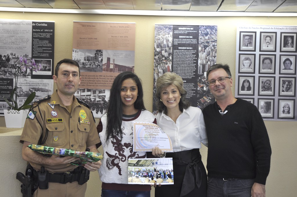 Estudantes de 13 escolas estaduais da Capital foram premiados nesta sexta-feira (16) pelo Núcleo Regional de Educação de Curitiba e pelo Batalhão da Patrulha Escolar Comunitária (BPEC) no concurso fotográfico Mostre seu talento. As produções fotográficas tiveram como foco as atuações comunitárias da Polícia Militar do Paraná.