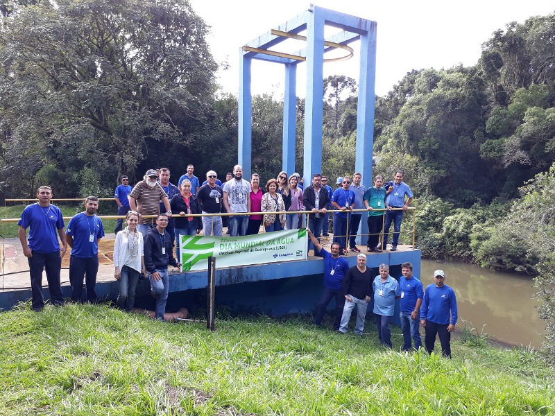 Empregados da Sanepar fizeram o plantio de mudas nativas na Estação de Captação de Água, à beira do Rio das Pedras, manancial de abastecimento da cidade. À noite, será lançada a nova edição do projeto Sustentabilidade: da Escola ao Rio, com alunos do 2.º ano do curso técnico em meio ambiente do Colégio Estadual Francisco Carneiro Martins.