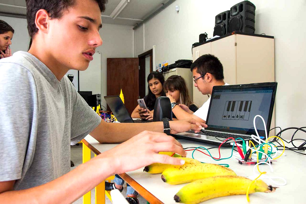 Estão disponíveis as seguintes oficinas: Criando instrumentos musicais com o Makey Makey.