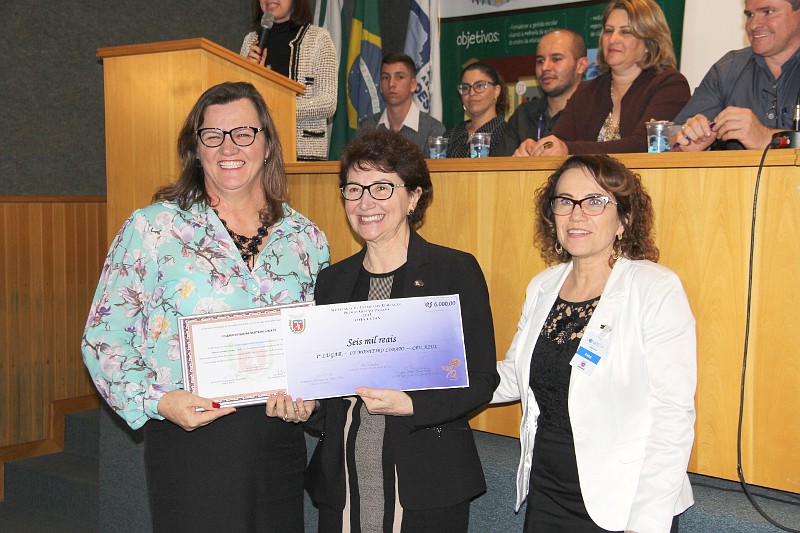 Colégio Estadual Monteiro Lobato, do município de Céu Azul, em primeiro lugar. Lilianne Blauth Baú, diretora do Monteiro Lobato, destacou o trabalho em equipe. “O prêmio é uma consequência do trabalho em equipe, que é o suporte da gestão democrática, bem como da participação de todos na tomada de decisões e implementação de ações dentro da nossa escola”, disse a diretora.