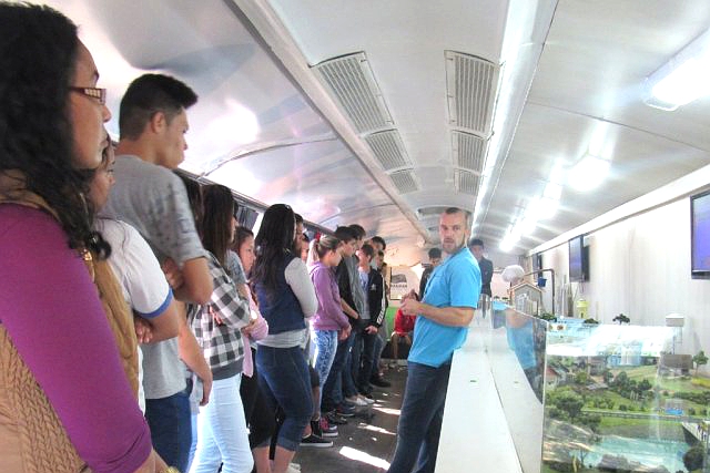 O ônibus é equipado com maquetes que mostram os serviços de captação, tratamento e distribuição de água, de coleta e tratamento de esgoto, e também de tratamento de resíduos sólidos, feito pela Sanepar em três cidades do Paraná.