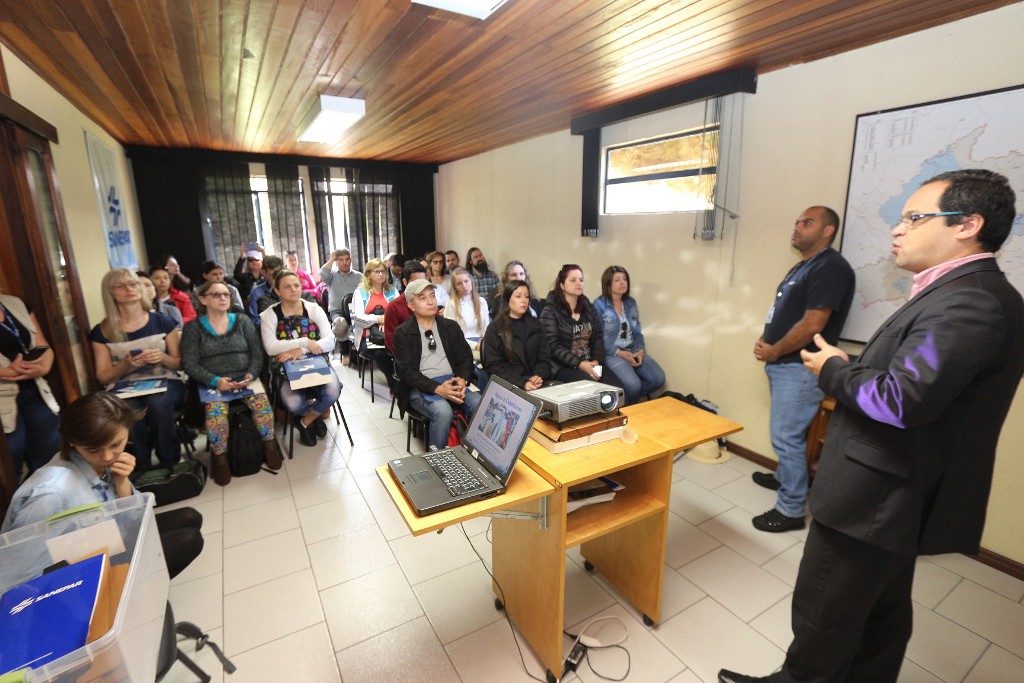 A Companhia de Saneamento do Paraná (Sanepar) é parceira da Secretaria de Estado da Educação na capacitação de técnicos e professores que atuam na educação ambiental nas escolas. Nesta quinta-feira (5), representantes dos 32 Núcleos Regionais de Educação participaram de mais uma etapa de formação com foco na preservação e proteção dos recursos hídricos.