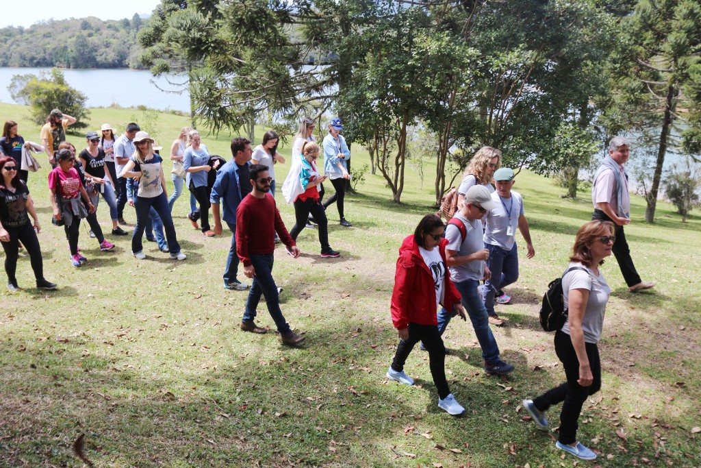 A Companhia de Saneamento do Paraná (Sanepar) é parceira da Secretaria de Estado da Educação na capacitação de técnicos e professores que atuam na educação ambiental nas escolas. Nesta quinta-feira (5), representantes dos 32 Núcleos Regionais de Educação participaram de mais uma etapa de formação com foco na preservação e proteção dos recursos hídricos.