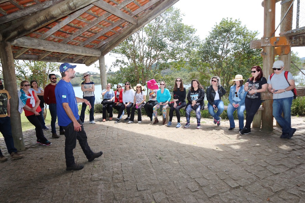 A Companhia de Saneamento do Paraná (Sanepar) é parceira da Secretaria de Estado da Educação na capacitação de técnicos e professores que atuam na educação ambiental nas escolas. Nesta quinta-feira (5), representantes dos 32 Núcleos Regionais de Educação participaram de mais uma etapa de formação com foco na preservação e proteção dos recursos hídricos.