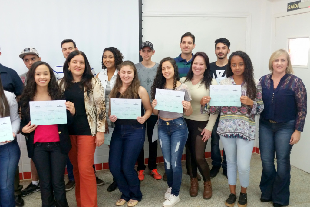 A Secretaria da Educação do Paraná vai expandir a oferta de cursos de Qualificação Profissional Básica na rede estadual de ensino por meio do Programa Nacional de Acesso a Educação Profissional e Emprego (Pronatec). Os cursos têm duração de dois a seis meses e estarão disponíveis em estabelecimentos que já ofertam educação profissional. Na foto, formatura de alunos do Pronatec no CEEP Seiji Hatanda.