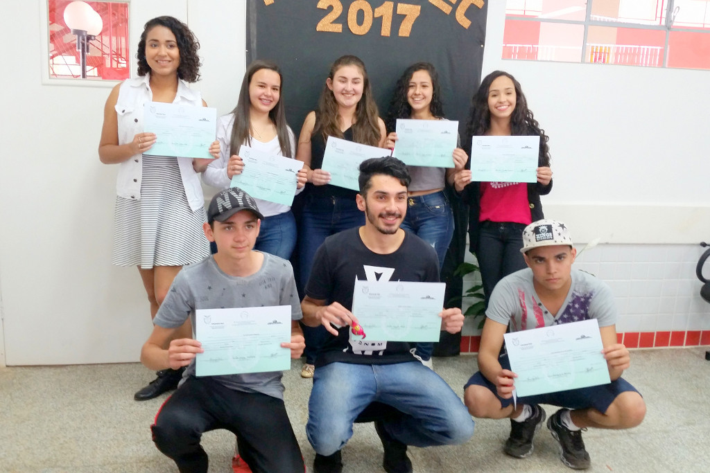 A Secretaria da Educação do Paraná vai expandir a oferta de cursos de Qualificação Profissional Básica na rede estadual de ensino por meio do Programa Nacional de Acesso a Educação Profissional e Emprego (Pronatec). Os cursos têm duração de dois a seis meses e estarão disponíveis em estabelecimentos que já ofertam educação profissional. Na foto, formatura de alunos do Pronatec no CEEP Seiji Hatanda.