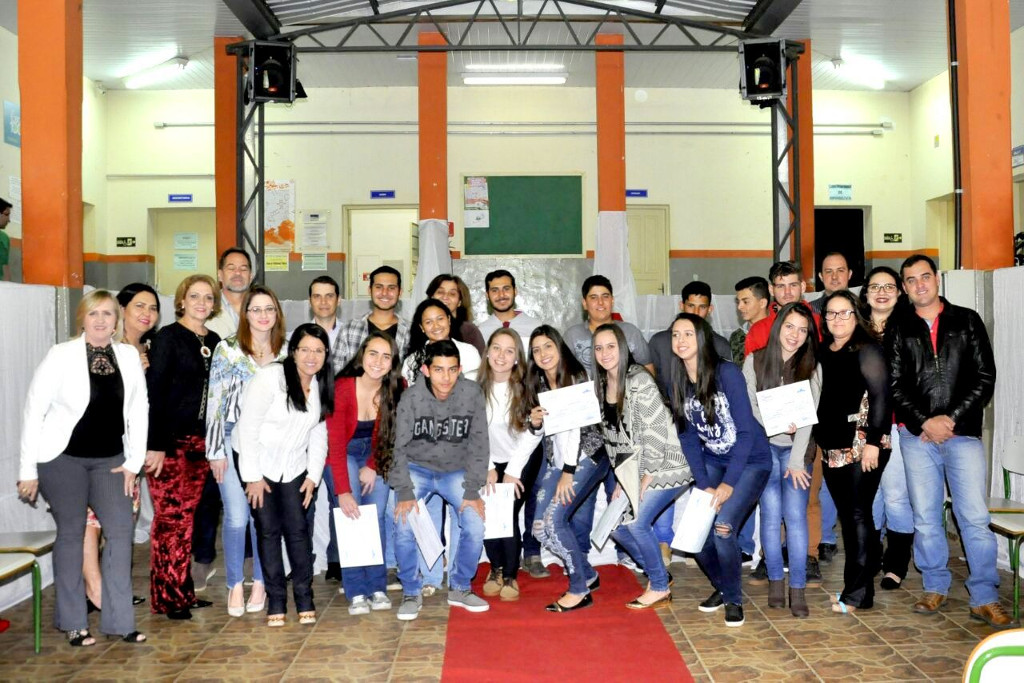 A Secretaria da Educação do Paraná vai expandir a oferta de cursos de Qualificação Profissional Básica na rede estadual de ensino por meio do Programa Nacional de Acesso a Educação Profissional e Emprego (Pronatec). Os cursos têm duração de dois a seis meses e estarão disponíveis em estabelecimentos que já ofertam educação profissional. Na foto, formatura de alunos do Pronatec no Colégio Estadual Maria Aparecida C. Salcedo.