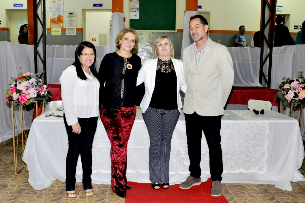 A Secretaria da Educação do Paraná vai expandir a oferta de cursos de Qualificação Profissional Básica na rede estadual de ensino por meio do Programa Nacional de Acesso a Educação Profissional e Emprego (Pronatec). Os cursos têm duração de dois a seis meses e estarão disponíveis em estabelecimentos que já ofertam educação profissional. Na foto, formatura de alunos do Pronatec no Colégio Estadual Maria Aparecida C. Salcedo.