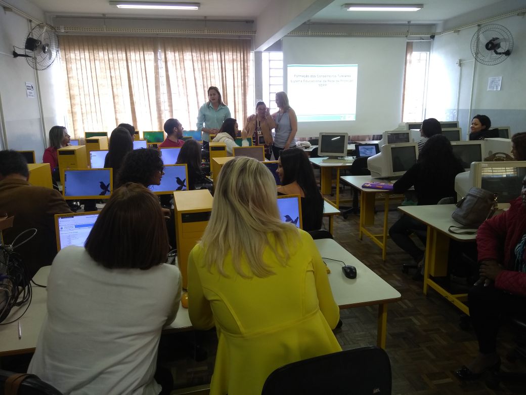 Profissionais trabalharam questões técnicas relacionadas ao uso do sistema, importância do combate ao abandono escolar e o papel da rede de proteção à criança e ao adolescente.