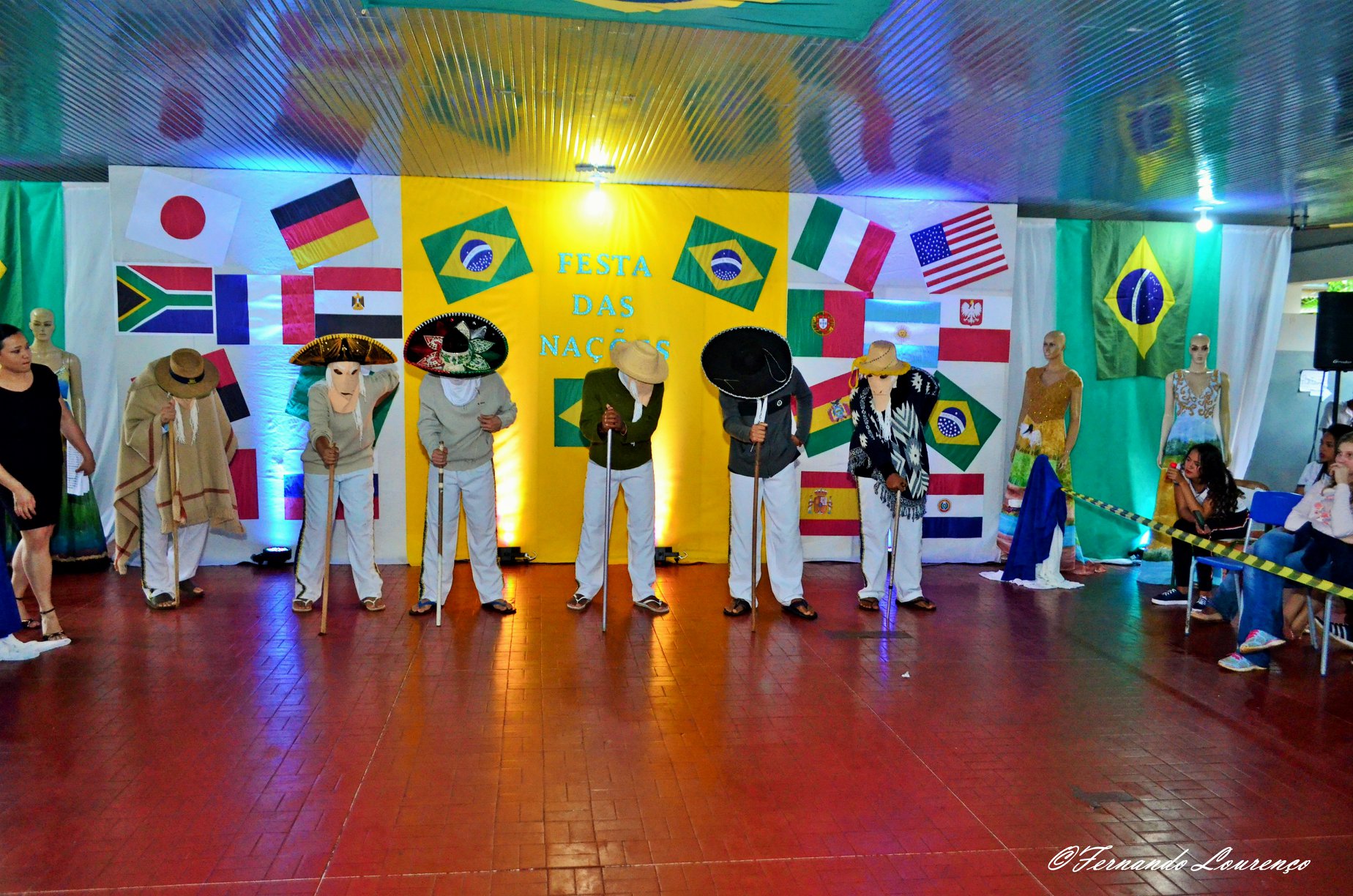 Pesquisa e apresentação tiveram como objetivo identificar e conhecer os povos que contribuíram para a formação da identidade cultural do Brasil.