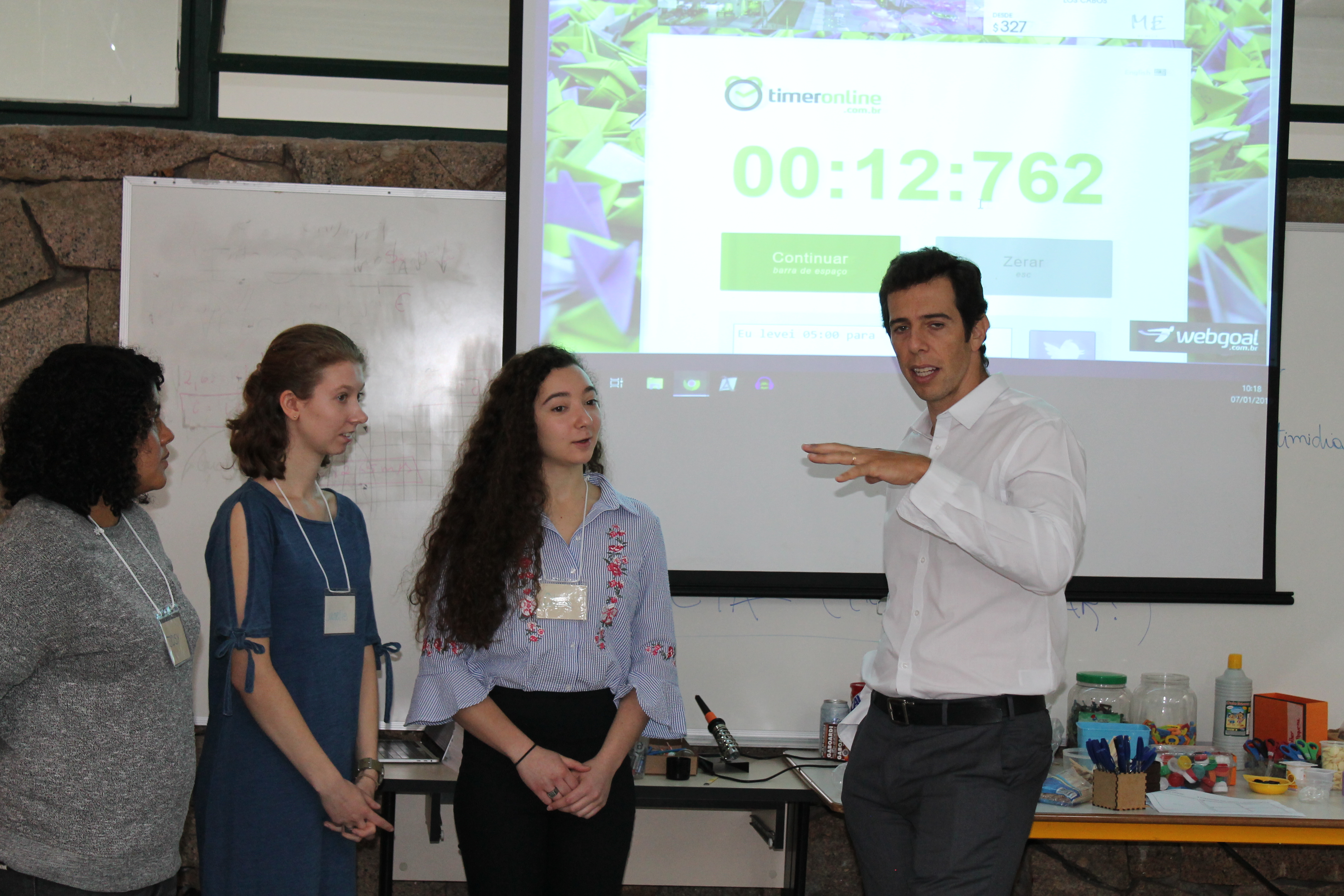 Além das oficinas ministradas pelos norte-americanos, também estão disponíveis mais de 18 cursos ministrados por universitários brasileiros e pela equipe de professores do Seed Lab.