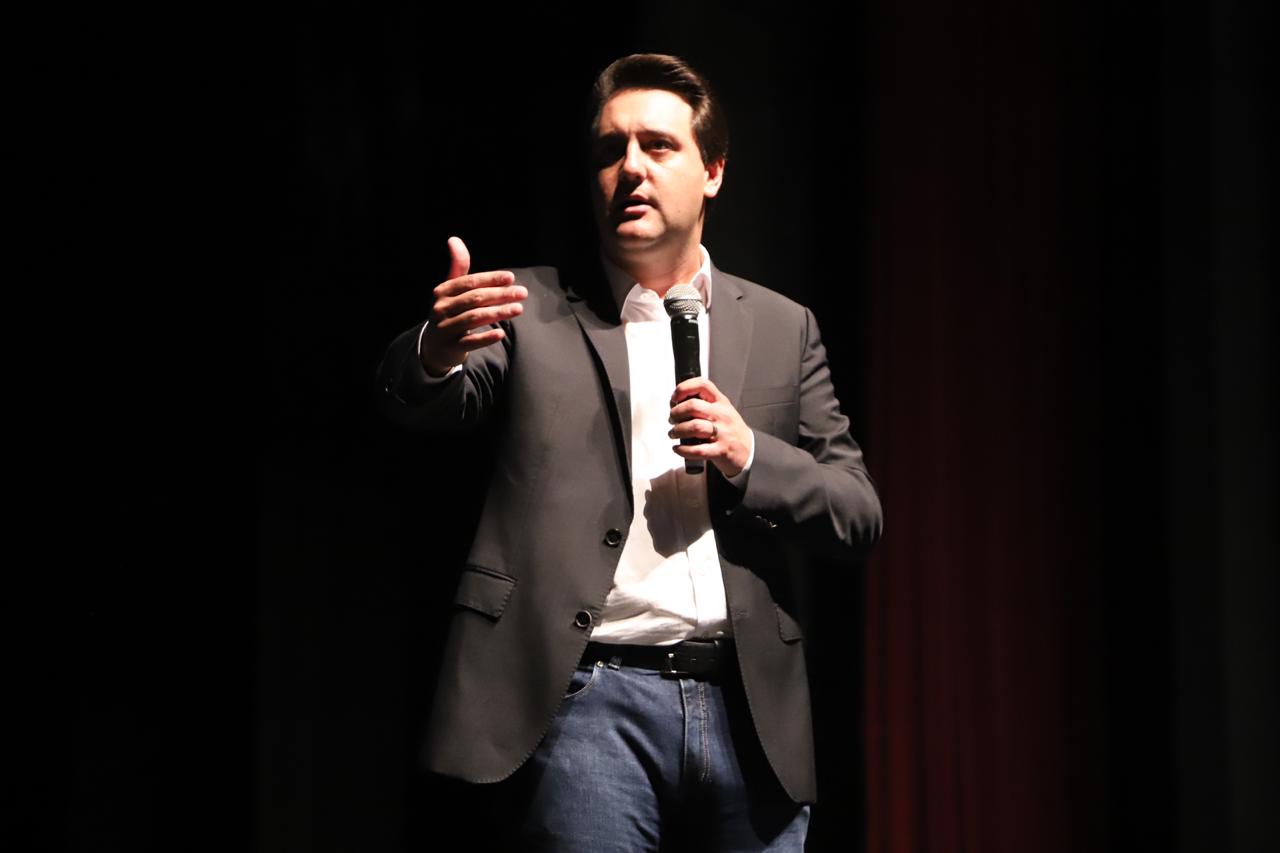 Secretaria de Estado da Educação encerrou nessa quarta-feira (30), em Curitiba, o Seminário de Diretores – Aprendizagem em Foco 2019. Cerca de 2,4 mil profissionais, entre diretores, chefes de Núcleos Regionais de Educação (NREs) e técnicos pedagógicos, participaram das três etapas do curso realizadas na capital e em Pinhão (no Centro-Sul do Estado).