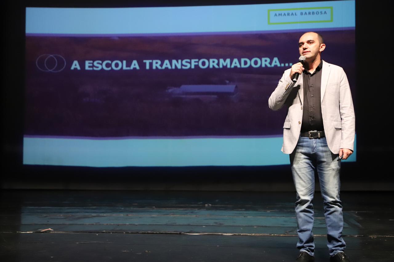 Secretaria de Estado da Educação encerrou nessa quarta-feira (30), em Curitiba, o Seminário de Diretores – Aprendizagem em Foco 2019. Cerca de 2,4 mil profissionais, entre diretores, chefes de Núcleos Regionais de Educação (NREs) e técnicos pedagógicos, participaram das três etapas do curso realizadas na capital e em Pinhão (no Centro-Sul do Estado).